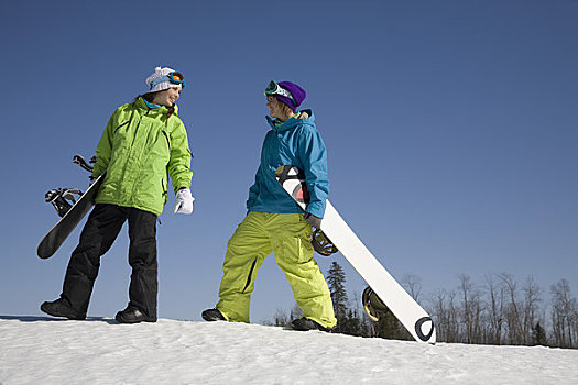 两个女人,滑雪板