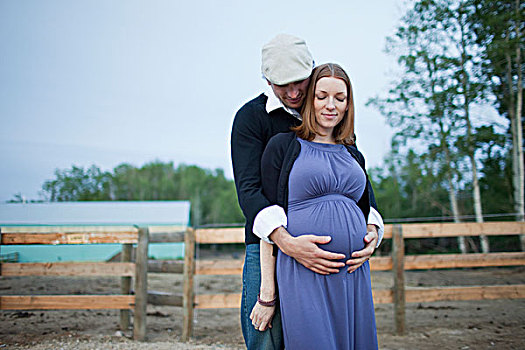 丈夫,搂抱,妻子,怀孕,腹部,公园,艾伯塔省,加拿大