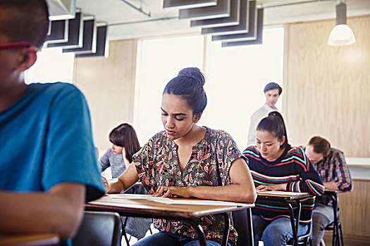 女性,大学生,测验,书桌,教室