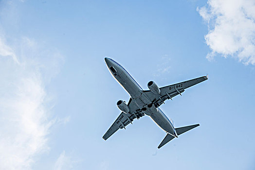 中国国际航空的飞机正降落重庆江北机场