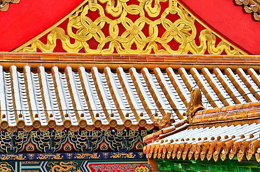 雪后故宫宫殿的金色琉璃瓦和脊兽