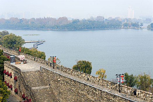 南京城墙外的玄武湖风光