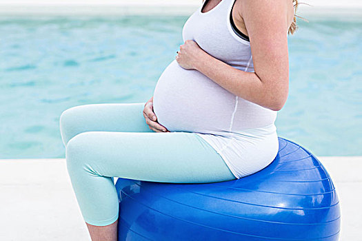 孕妇,坐,健身球,靠近,游泳池