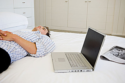 男人,躺着,床,笔记本电脑