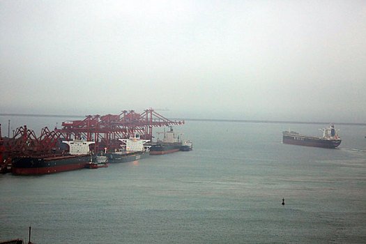 山东省日照市,台风过后港口生产加速,火车往来穿梭,轮船密集靠泊,一片繁忙景象