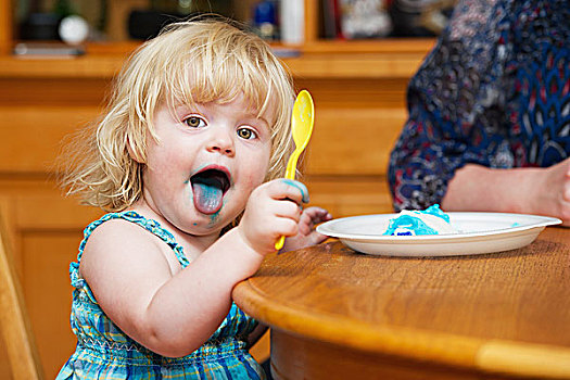 幼儿,吃,蛋糕,蓝色,糖衣,舌头,艾伯塔省,加拿大