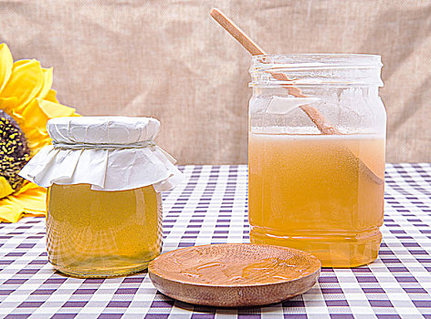 桌子上的蜂蜜罐和蜂蜜餐具