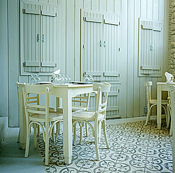 涂绘,桌子,四个,椅子,镶嵌图案,地面,院落