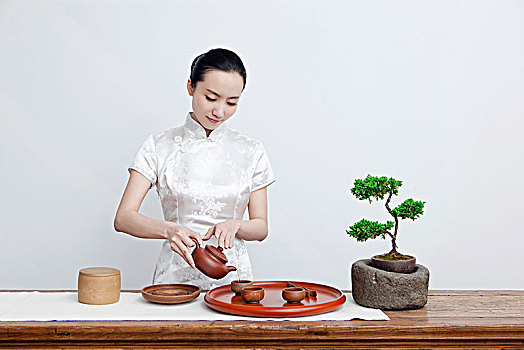 一个东方女性茶艺师做茶艺