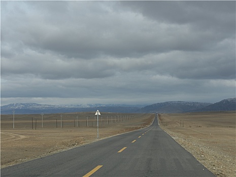 新疆阿勒泰地区山区路上野外风光冬季冬天公路狂野