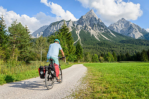 骑车,山地车,自行车道,高山,穿过,背影,山景,提洛尔,阿尔卑斯山,靠近,埃尔瓦尔德,奥地利,欧洲