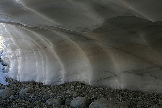 可可西里布格达坂峰冰川上的冰洞