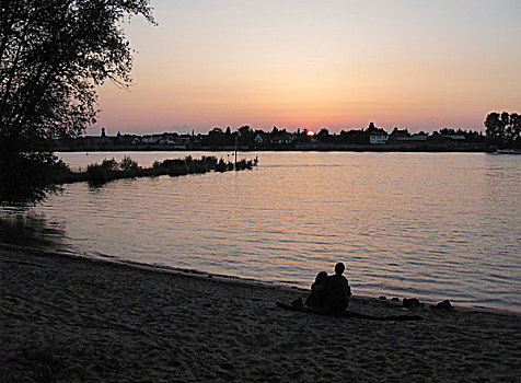 坐,夫妇,莱茵河,河岸,日落,德国