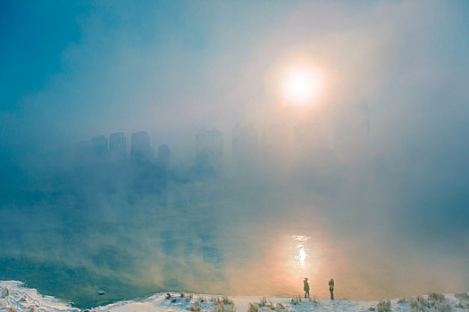 两个人大雾中观赏冬天日出