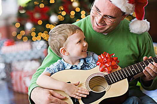 父子,坐,圣诞树,演奏,吉他