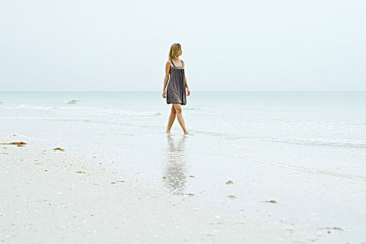 女人,太阳裙,走,海滩,观景