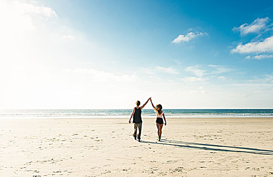 年轻,情侣,走,圣地亚哥,海滩,握手,抬臂