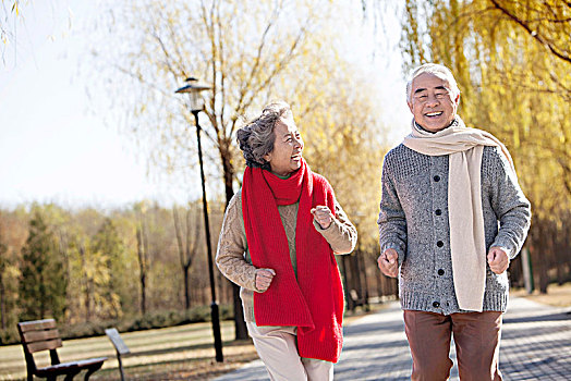 在公園晨練的老夫妻