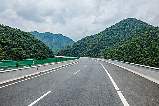 山谷中的高速公路