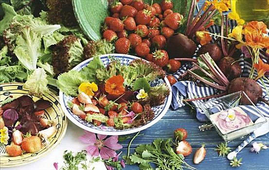 什锦沙拉,叶子,甜菜根,草莓