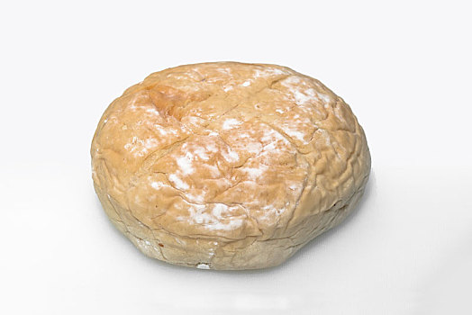 一个健康的新鲜全麦面包在白色的背景上