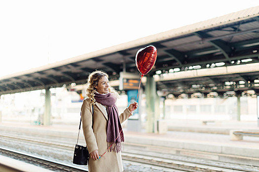 女人,心形,气球,火车站,佛罗伦萨,托斯卡纳,意大利