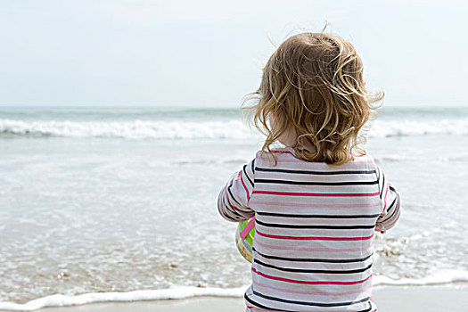 幼儿,海滩,看,海洋,后视图