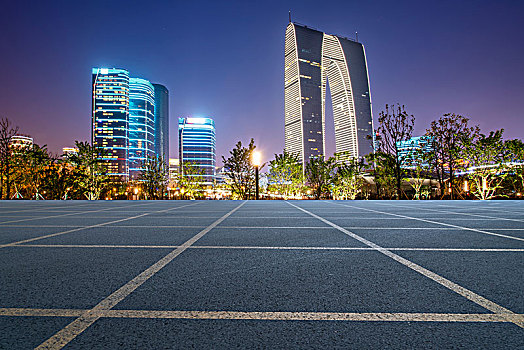 高速公路沥青路面和苏州建筑夜景