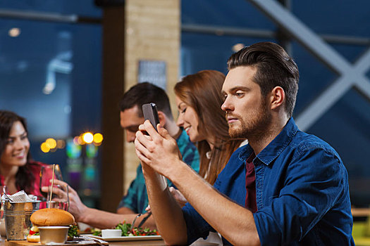 男人,智能手机,朋友,餐馆