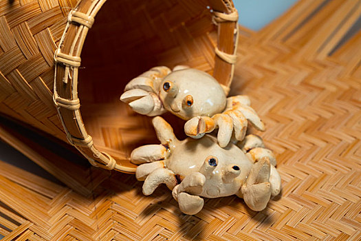 有趣的手工艺品螃蟹与篮子