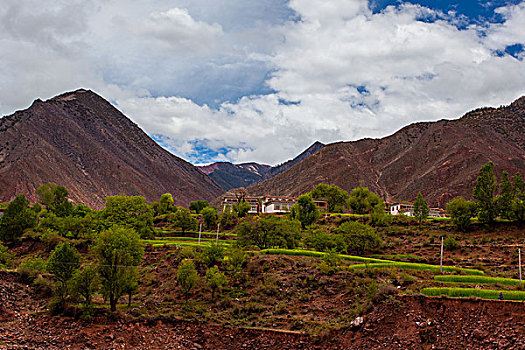 西藏红土地村镇景色