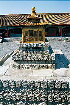北京故宫博物院乾清宫前的镏金社稷殿