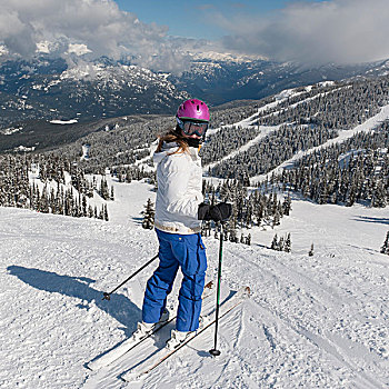 滑雪者,滑雪道,树林,山峦,背景,不列颠哥伦比亚省,加拿大