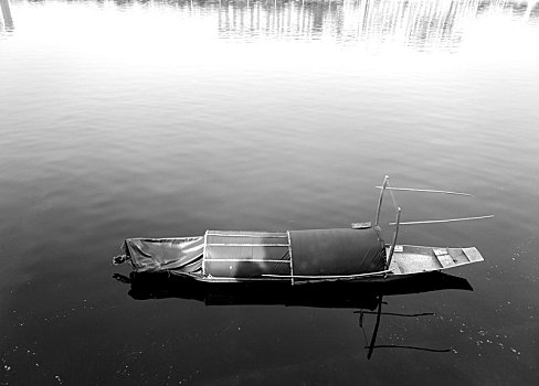 河上的乌蓬船