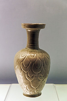 上海博物馆藏北宋龙泉窑青釉刻花莲瓣纹瓶