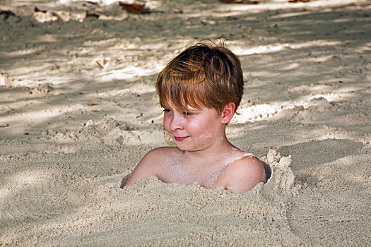 高兴,男孩,遮盖,沙子,海滩