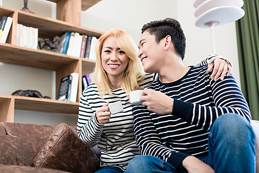 亚洲人,情侣,沙发,喝咖啡,一起