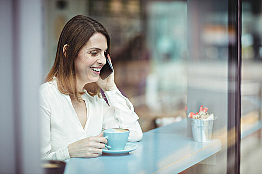 女人,拿着,咖啡杯,交谈,手机,自助餐厅