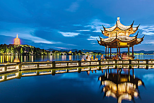 杭州西湖夜景双投桥与夕影亭