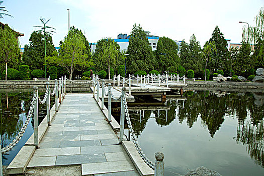 中國古典園林湖泊中的石板橋