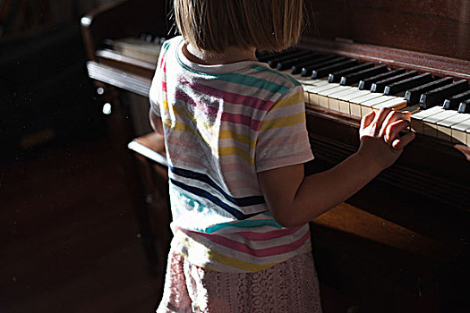 后面,腰部,风景,女孩,站立,演奏,老,钢琴,在家