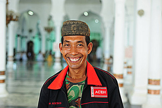 indonesia,sumatra,banda,aceh,portrait,of,adult,man,in,baiturrahman,grand,mosque,mesjid,raya