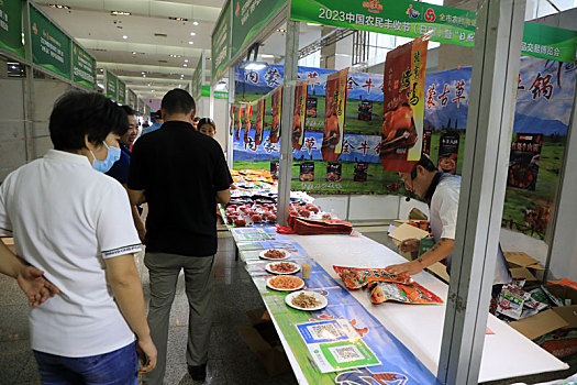 山东省日照市,市民排队逛展销会,货真价实节味十足