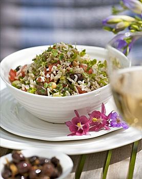 米饭沙拉,紫花苜蓿嫩芽,橄榄,豆,西红柿