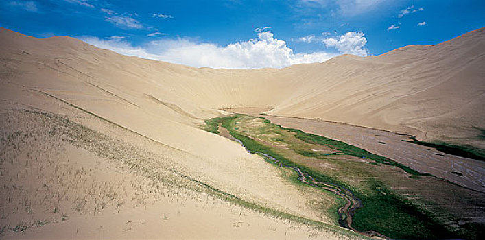 新疆阿尔金山沙子泉