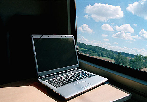 笔记本电脑,桌子,车厢