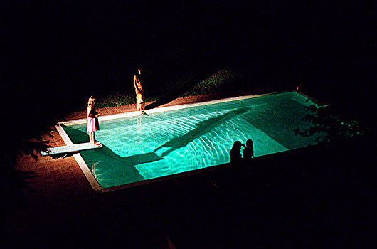 夜晚,游泳池