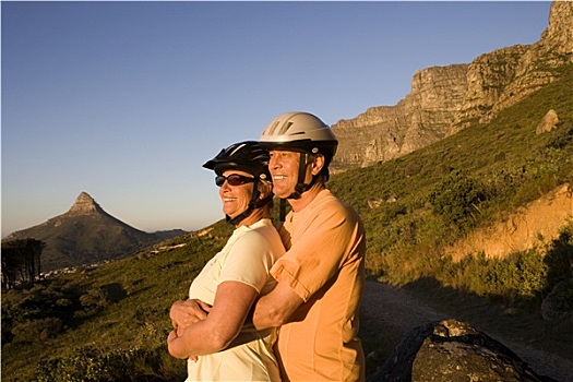 夫妻,自行车头盔,站立,山,小路,看,风景,男人,搂抱,女人,侧面视角
