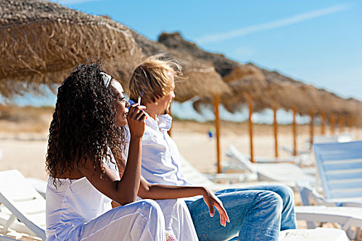 坐,夫妇,太阳,椅子,海滩,享受,吸烟,香烟