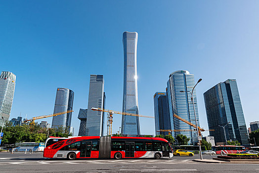 城市天际线和北京大一路公交车